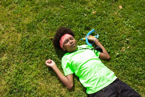 Fotobanka s bezplatnými fotkami na tému africký americký chlapec, afro vlasy, čelenka