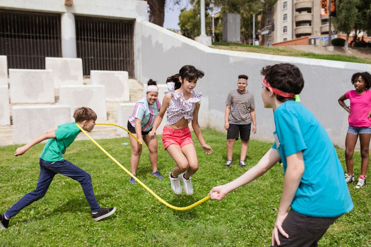 Familien-Spiele draußen: 5 lustige Ideen für Kinder im Freien — Anleitung Schritt für Schritt