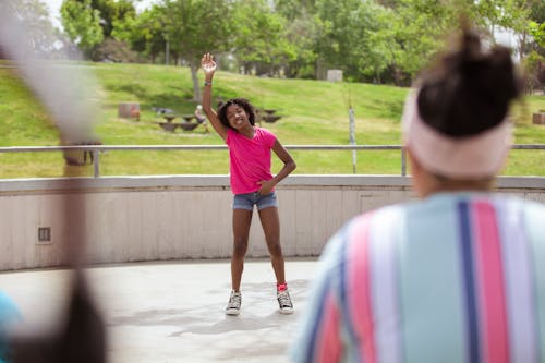 Bezpłatne Darmowe zdjęcie z galerii z dziewczyna african american, ręka podniesiona, rozmyty Zdjęcie z galerii