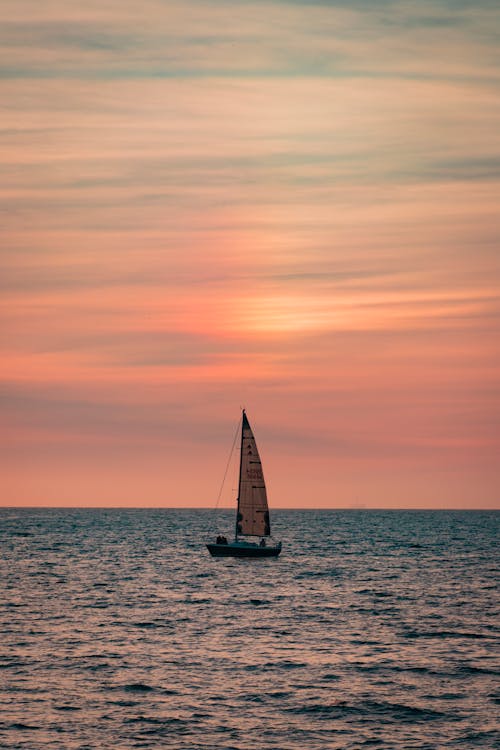 Kostenloses Stock Foto zu boot, dämmerung, draußen