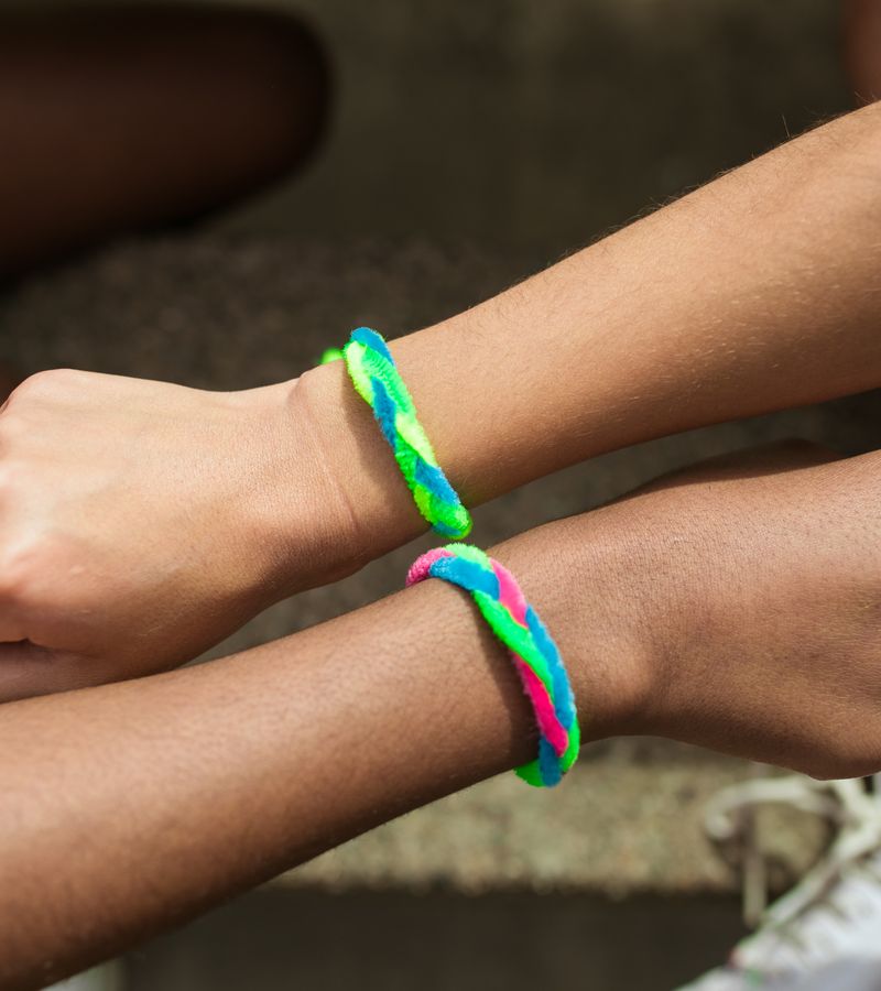 Fotografía de referencia de dos pulseras textiles de amistad; no corresponde a inventario TimeParche