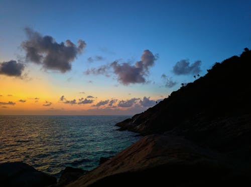 Kostenloses Stock Foto zu blauer himmel, blaues meer, goldenen sonnenuntergang