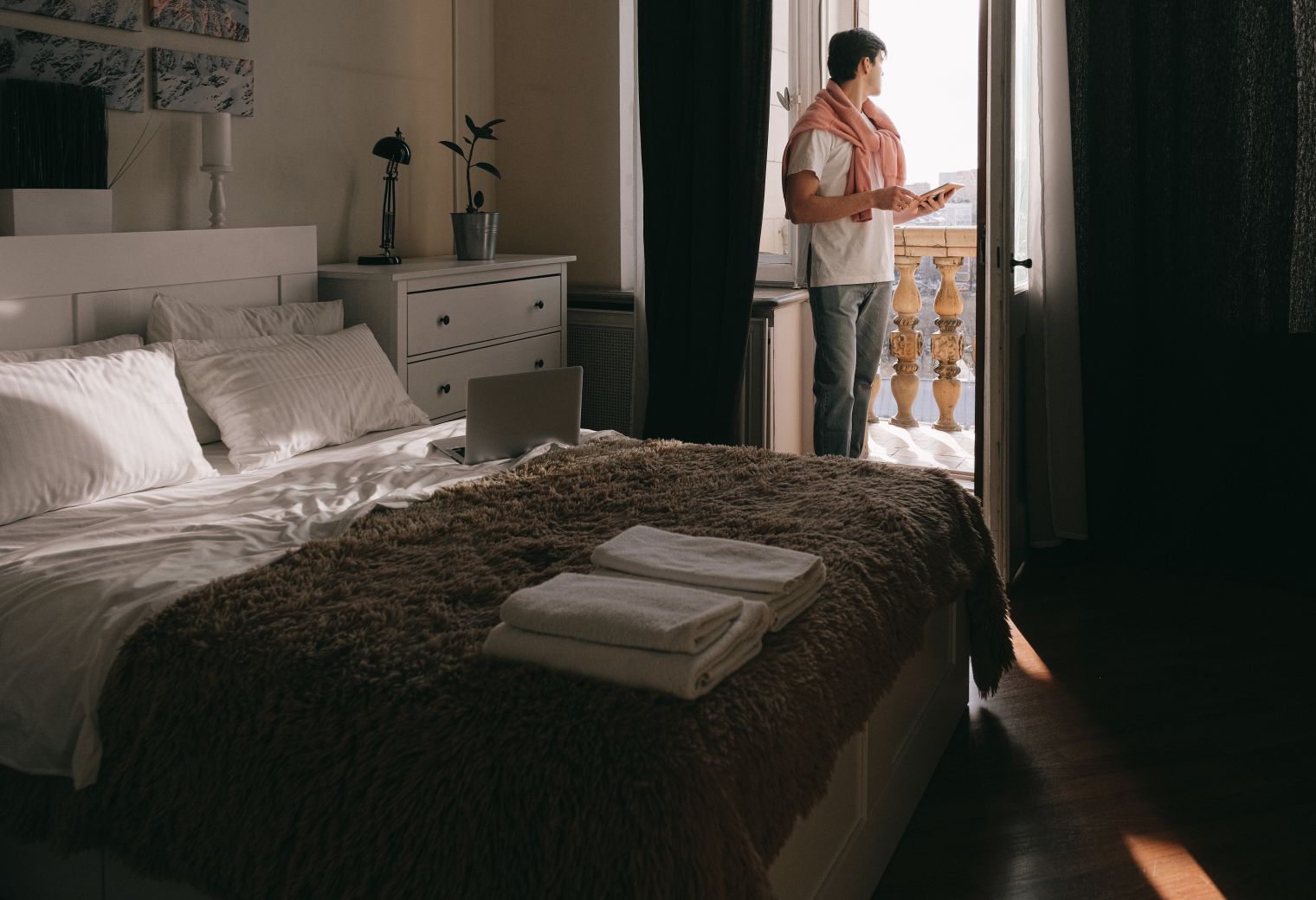 Moreton on Lugg — professional movers carrying furniture on a house move