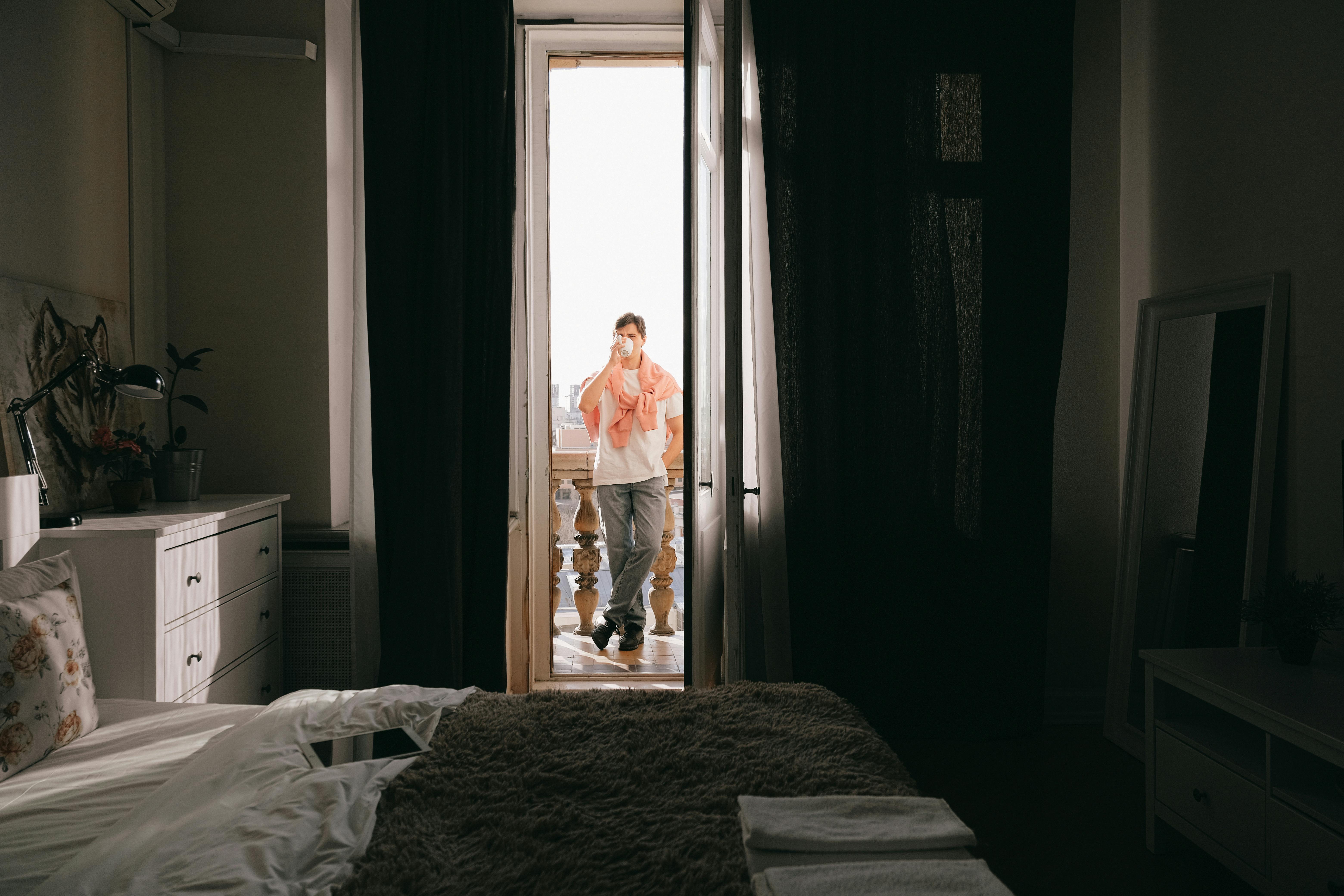 Städtischer Balkon mit bambusfarbener Sichtschutzmatte und einheitlichen Pflanzkübeln in Beige