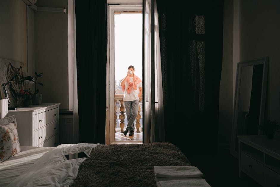 Städtischer Balkon mit bambusfarbener Sichtschutzmatte und einheitlichen Pflanzkübeln in Beige