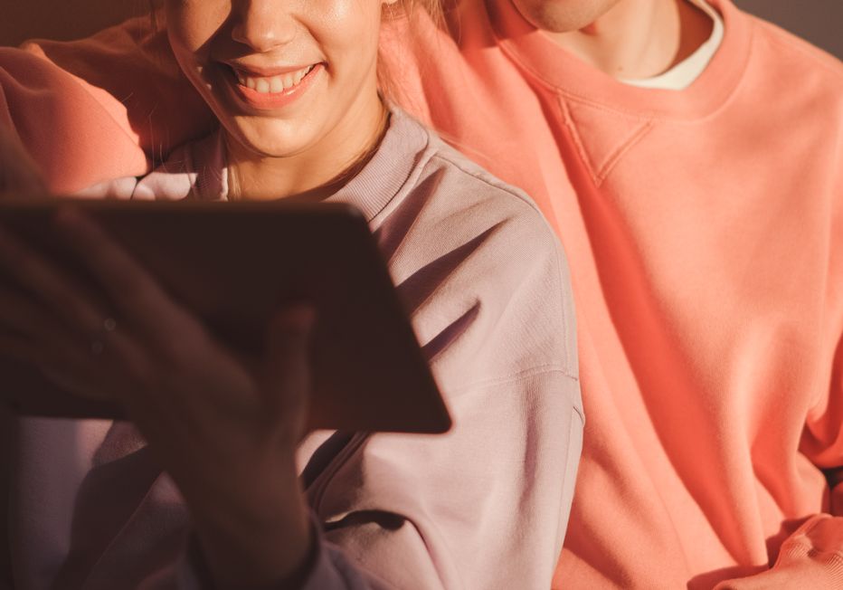 Online dating: starting a conversation on a niche platform