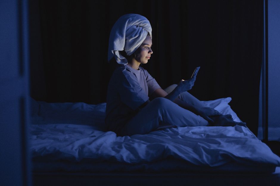 深夜にスマホ見てる人ほど「孤独」を感じやすいって研究、マジだった件