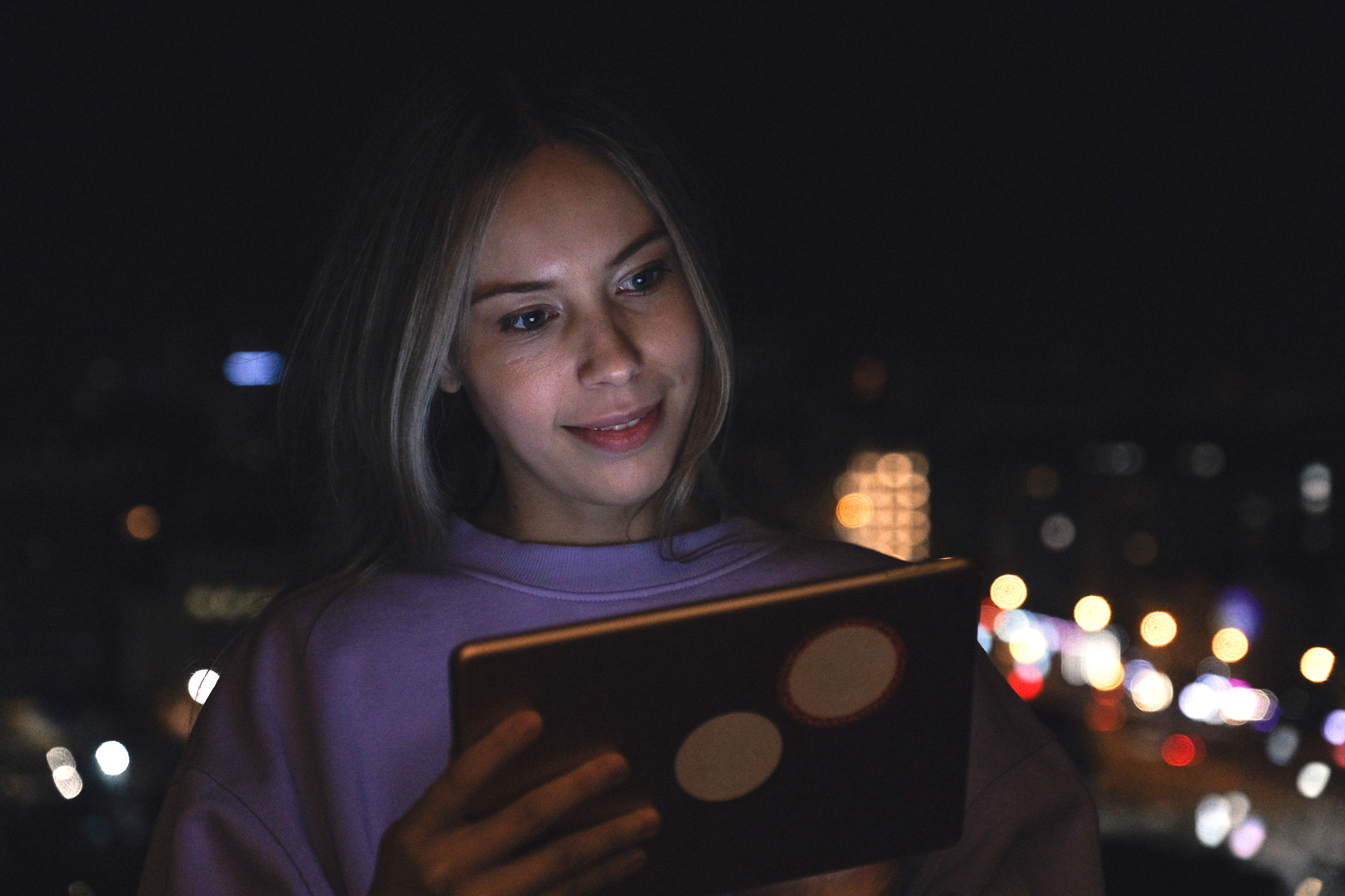Lisa freut sich abends über die blaue LED-Beleuchtung an ihrem Wohnungseingang