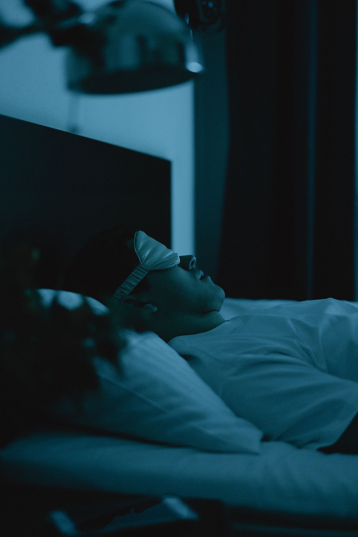 Antifaz para dormir y reducir estímulos de luz durante la noche