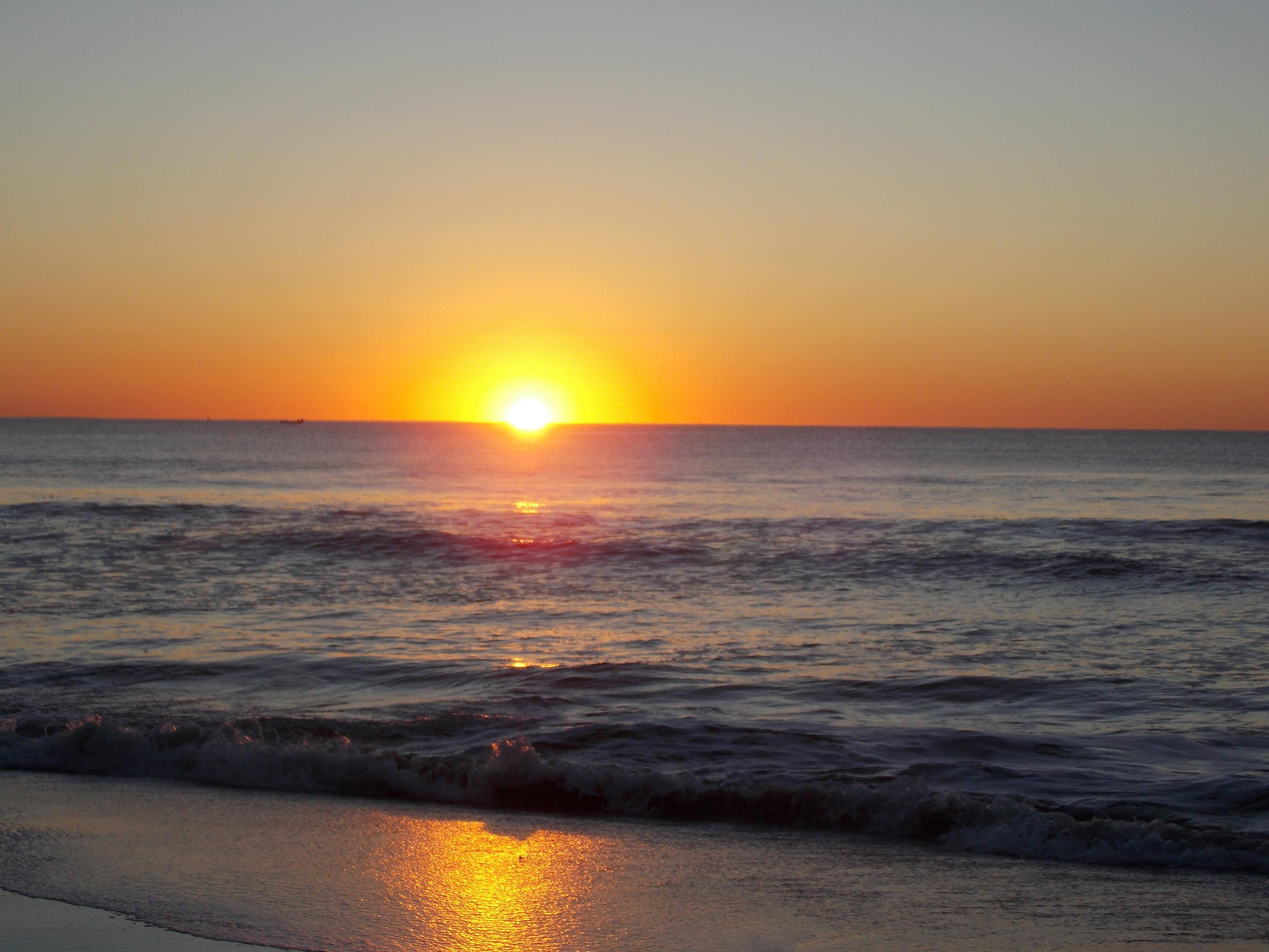 Matahari Terbit Di Pantai Paimin Gambar