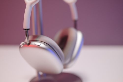 Free Sleek and stylish wireless headphones on a stand, perfect for music lovers and tech enthusiasts. Stock Photo
