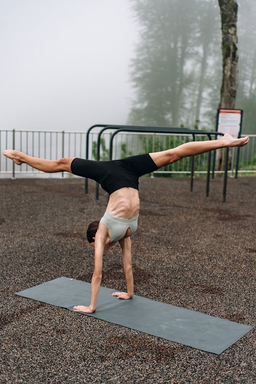 Darmowe zdjęcie z galerii z akrobata, ćwiczenia, fitness