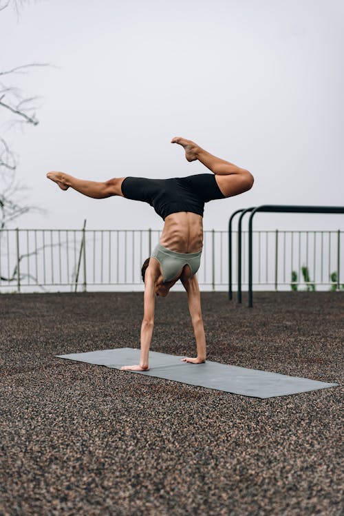 Photos gratuites de acrobate, brassière de sport, entraînement