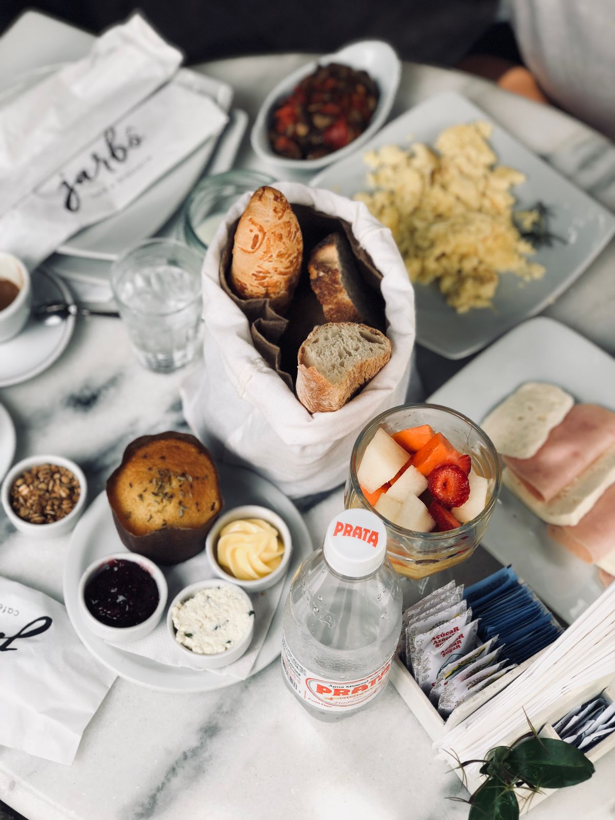 Frühstücksgerichte auf einem Tisch