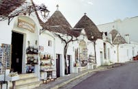 传统特鲁利房屋的迷人街景展示了当地商品