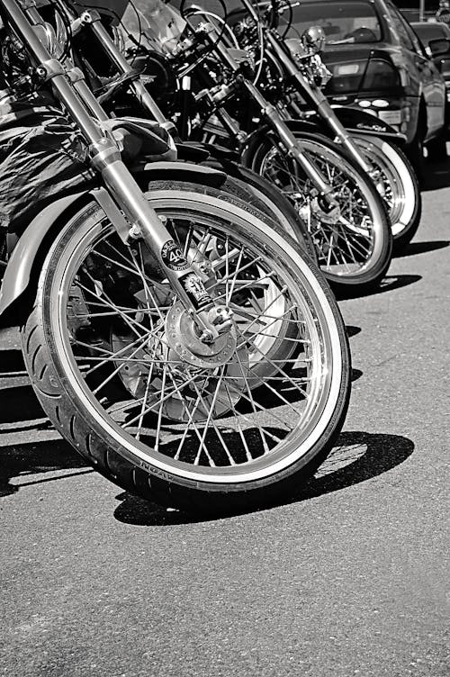 무료 주차 된 오토바이의 회색조 사진 스톡 사진