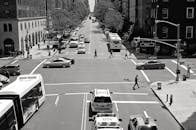 纽约市繁忙的十字路口呈现出一片黑白景观，汽车、公共汽车和行人穿梭其间
