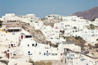 在晴朗的天空下，圣托里尼岛的粉刷房屋构成了一道风景