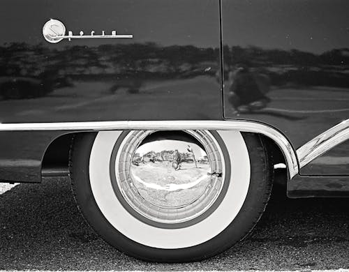 無料 黒と白の車のホイール 写真素材