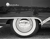 老式汽车白胎特写，带有反光镀铬中心盖