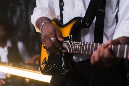 Fotobanka s bezplatnými fotkami na tému gitara, gitarista, hudba