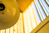 黄灯与窗影的艺术特写，创造出抽象图案