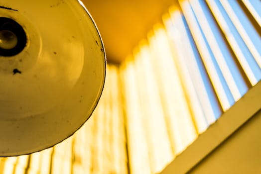 黄灯与窗影的艺术特写，创造出抽象图案