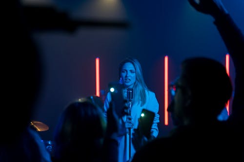 Foto profissional grátis de amontoado, apresentação, cantando