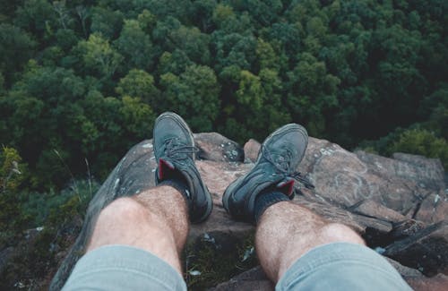 Homme Debout Au Bord De La Montagne