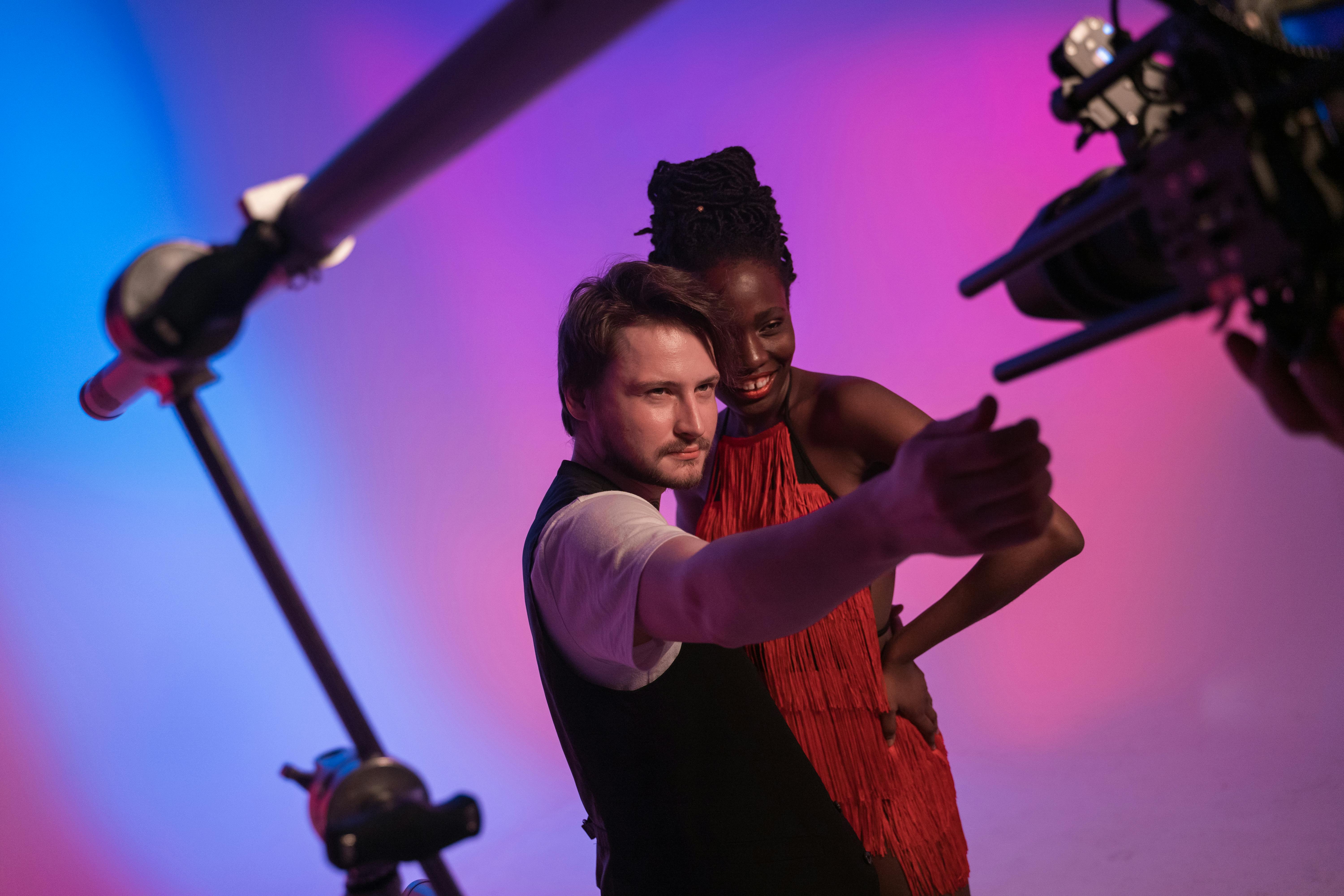 bezplatná Základová fotografie zdarma na téma #krytý, barevné osvětlení, černoška Základová fotografie