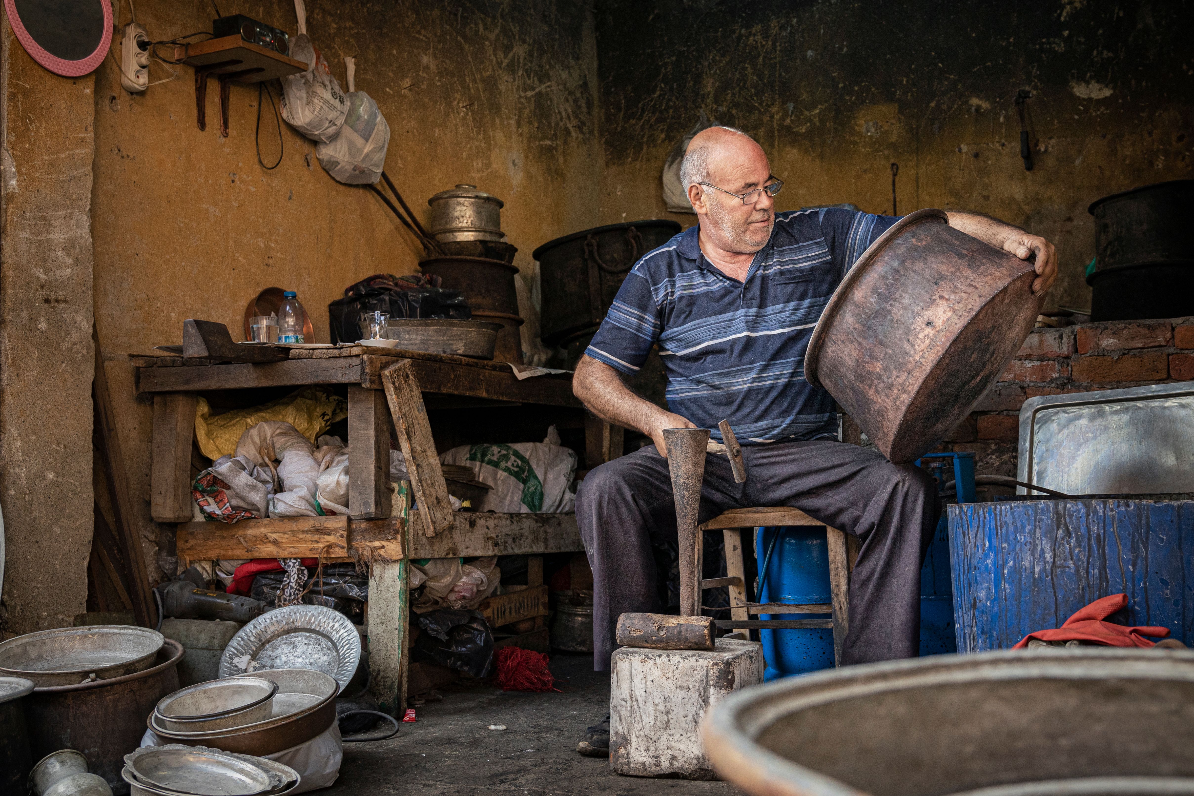 Artesano trabajando con materiales tradicionales