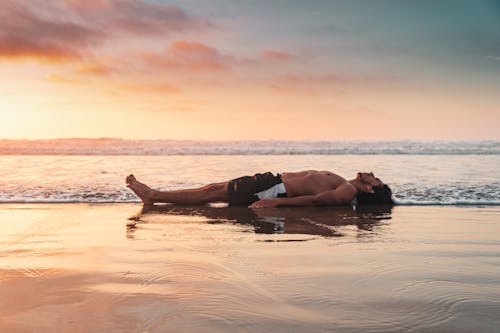 Foto profissional grátis de areia, homem, inverno