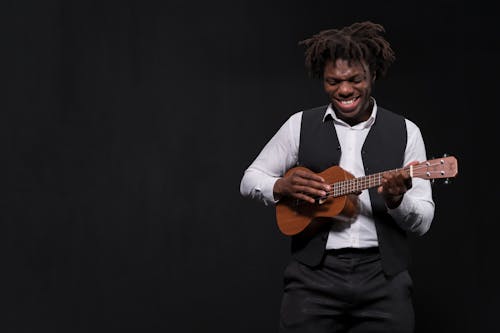 Kostnadsfria Kostnadsfri bild av afroamerikansk man, artist, gitarrist Stock foto