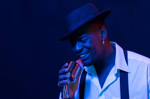 Kostenloses Stock Foto zu afroamerikanischer mann, blaues licht, emotional