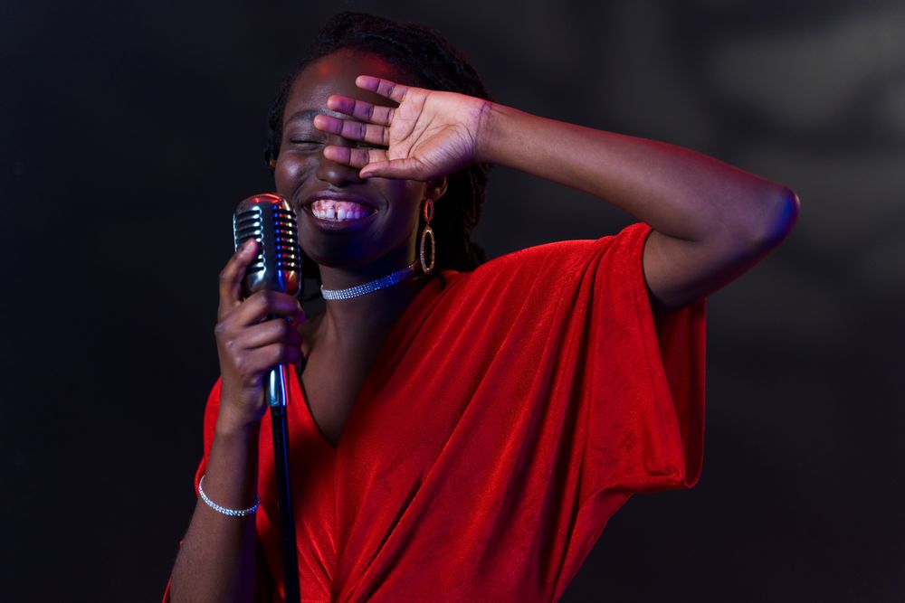 Alina Shaw performing stand-up with a microphone