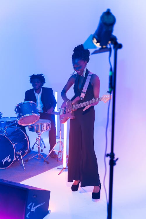 Gratis stockfoto met Afro-Amerikaanse man, Afro-Amerikaanse vrouw, drumset