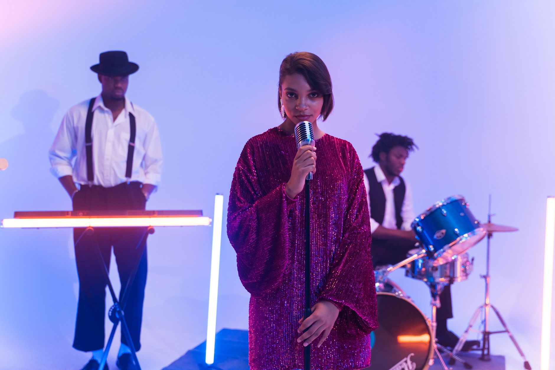 Ravyn Lenae sahnede performans sergiliyor