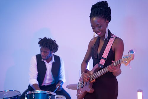Základová fotografie zdarma na téma afričanka, černoška, elektrická kytara