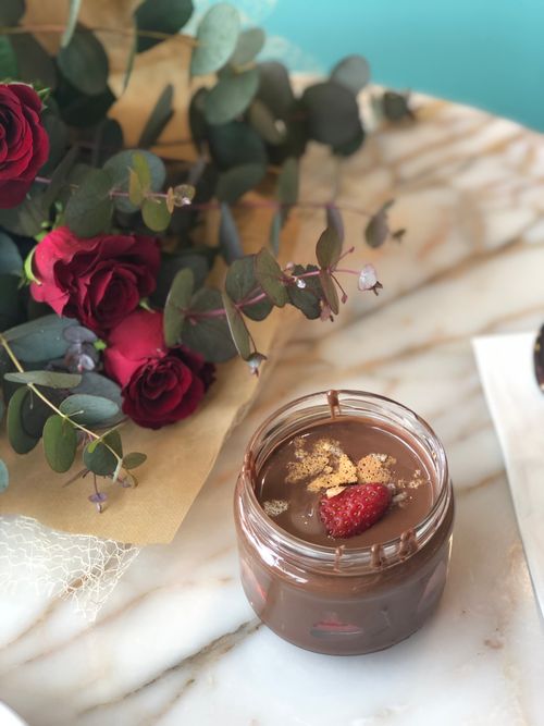 Free Indulge in a sweet chocolate treat with a touch of elegance from rose flowers. Perfect for a romantic setting. Stock Photo