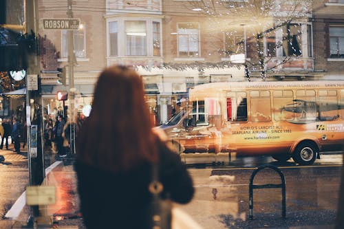 Základová fotografie zdarma na téma autobus, dívání, dopravní systém