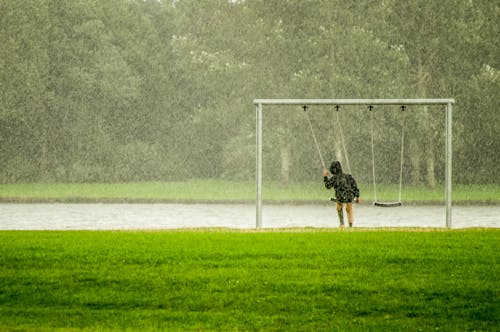 Fotobanka s bezplatnými fotkami na tému človek, dážď, dážď pozadia