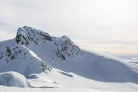 雪山风景秀丽，冰雪覆盖，展现冬日之美