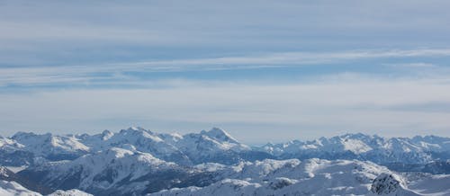 бесплатная Аэрофотоснимок снежного горного хребта Стоковое фото