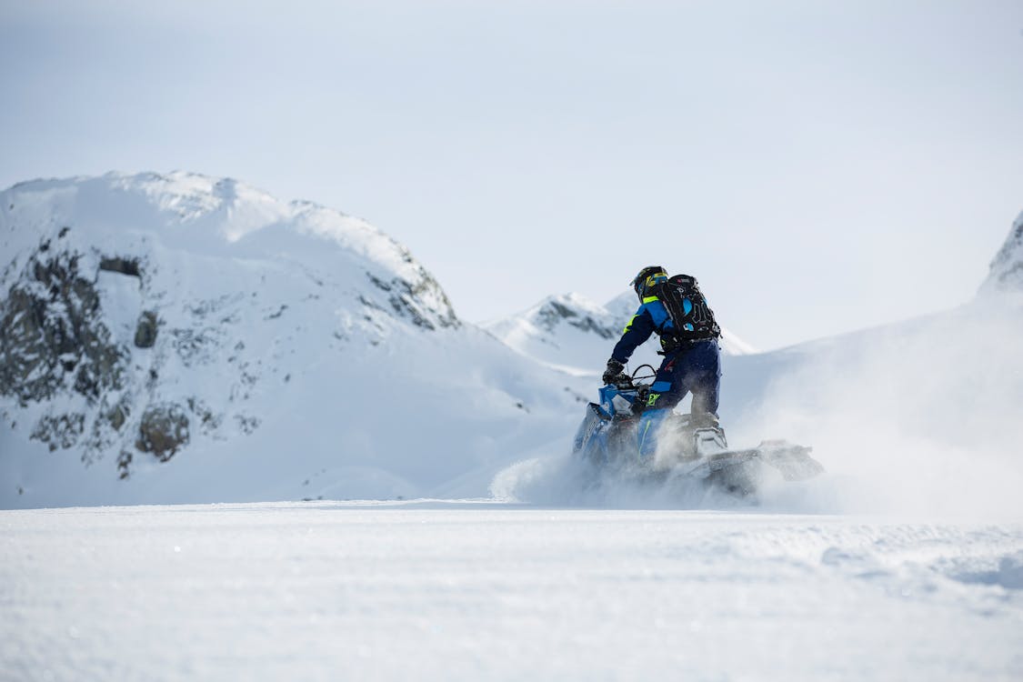 Person, Die Auf Schneemobil Während Des Winters Reitet · Kostenloses  Stock-Foto
