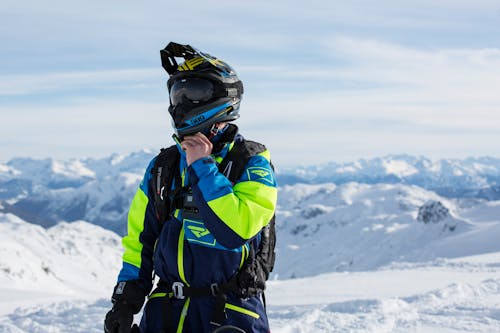 Homme En Veste Verte Et Bleue Debout Sur La Saison D'hiver