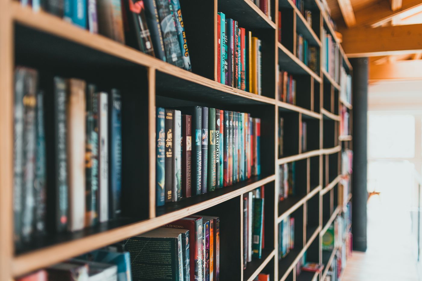 Rayonnages de livres colorés dans une bibliothèque