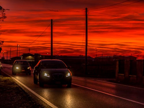 Dos Coches En La Carretera Durante La Hora Dorada