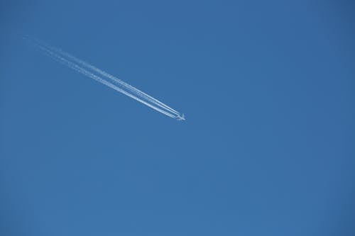 Jet Di Udara Dengan Jejak Asap
