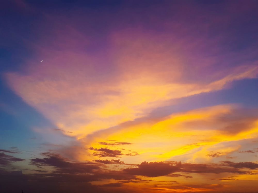 Fotografía De Nubes Durante La Hora Dorada