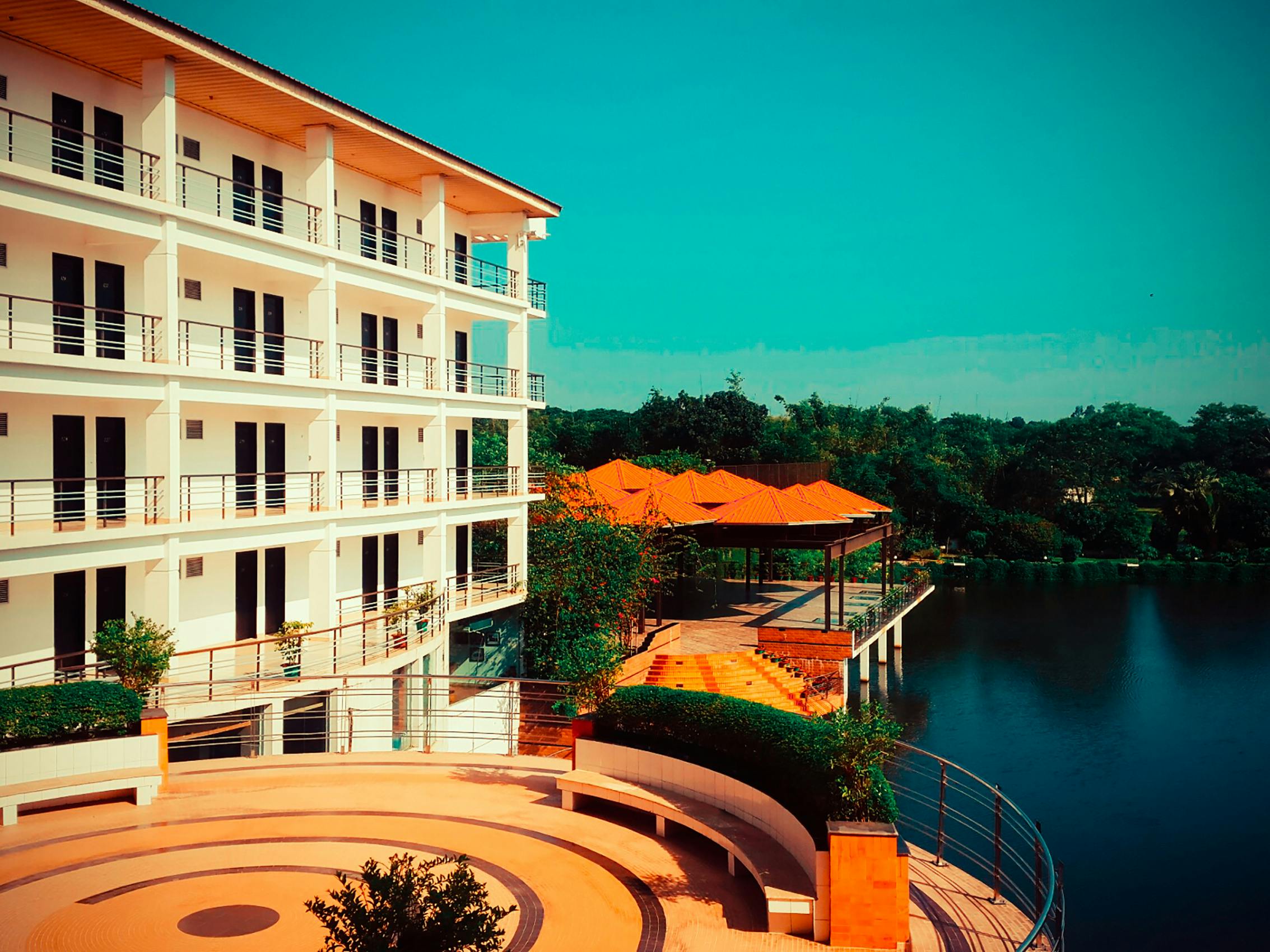 Weiß Gestrichenes Gebäude · Kostenloses Stock Foto